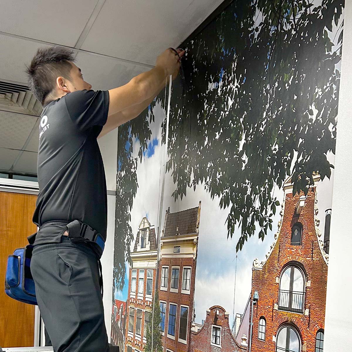 honpo professional wallpaper installer installing a landscape mural wallpaper